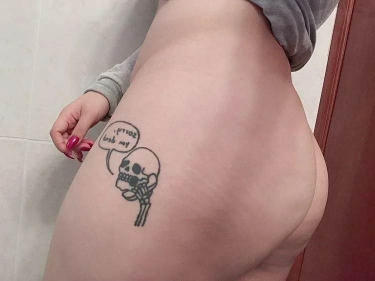 Latina hermosa blanquita tatuada sexy con ricas tetas masturbandose su coño delicioso image 8