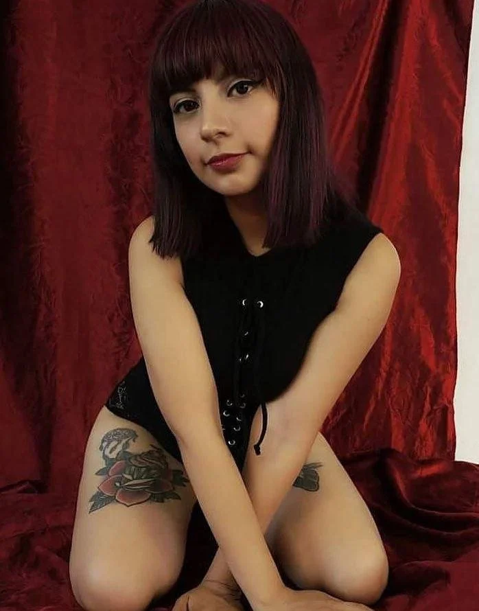 Latina hermosa blanquita tatuada sexy con ricas tetas masturbandose su coño delicioso image 9