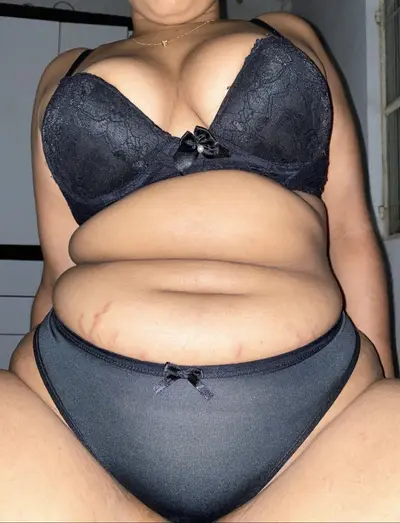 Morena gordelicia rebolando no pau preto cover image