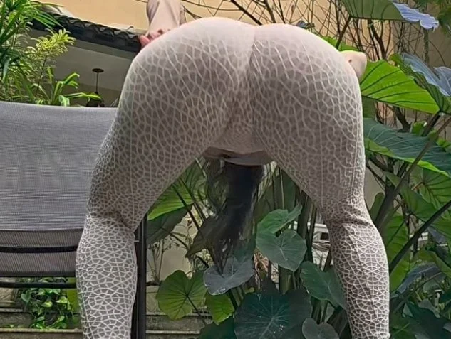 Fui fazer um serviço pra um conhecido e olha a mulher do cara como me aparece quando ele saiu main image