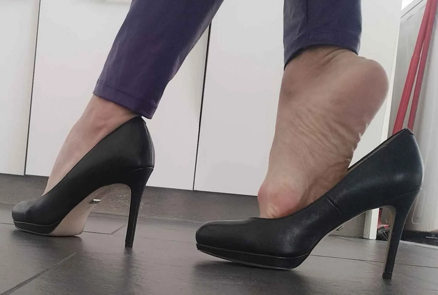 Sexy Feet in black High Heels 🦶🏼👠 😋 image 3