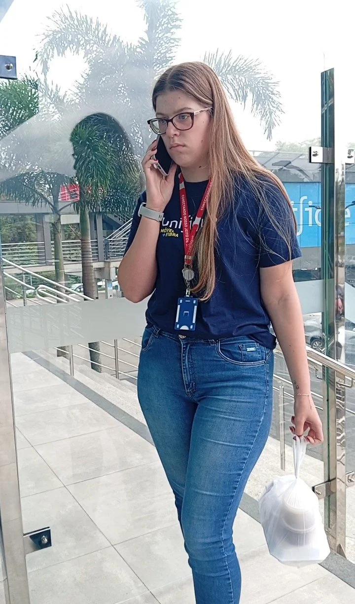 Loira vagabunda bucetuda sendo flagrada image 2
