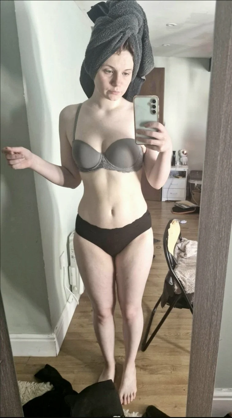 Amateur Wives and Girlfriends Selfies image 14