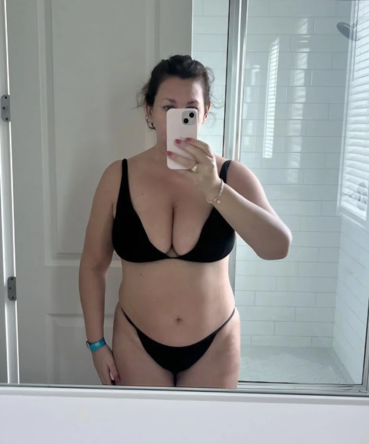 Amateur Wives and Girlfriends Selfies image 15