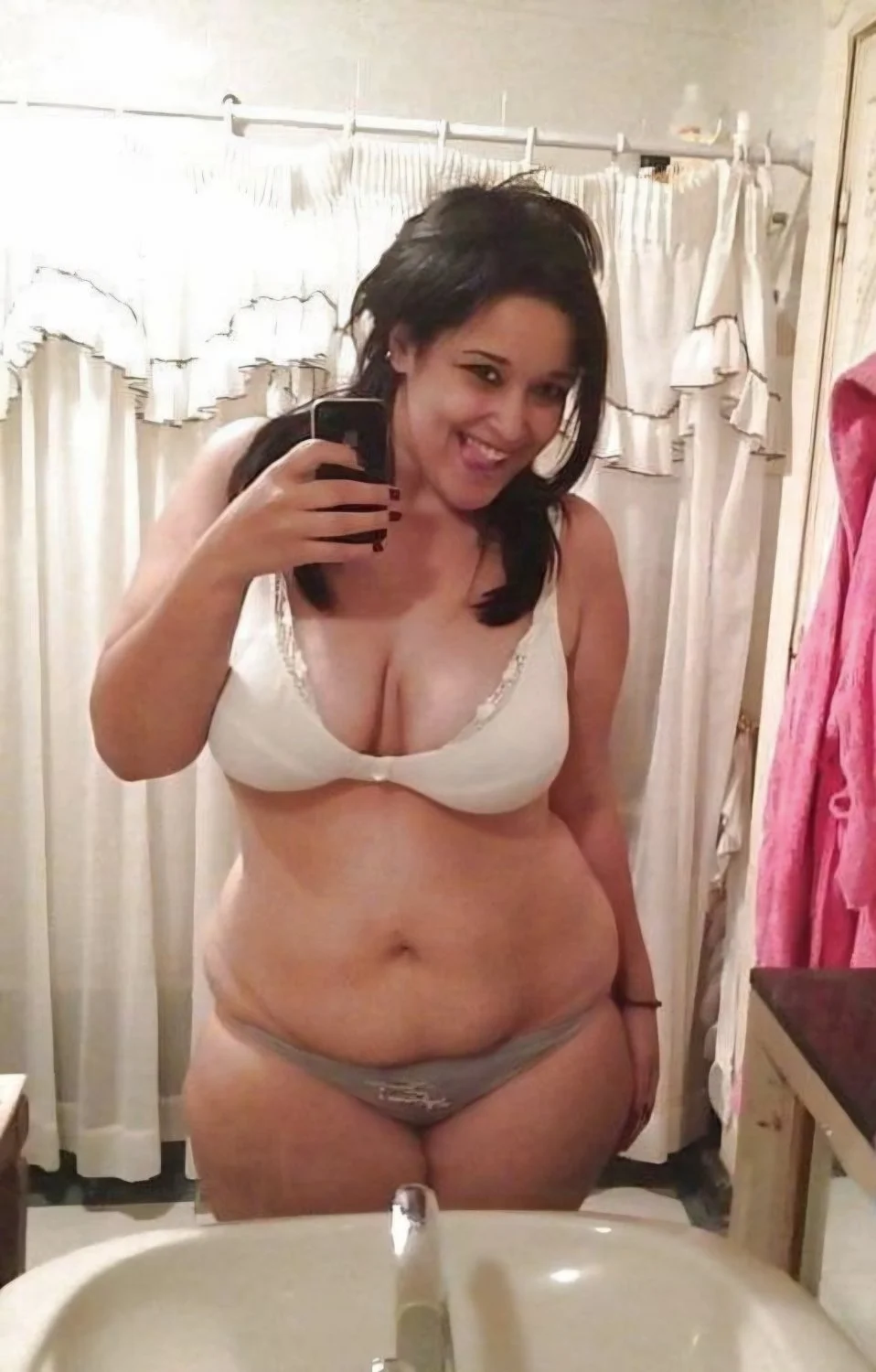 Amateur Wives and Girlfriends Selfies image 6