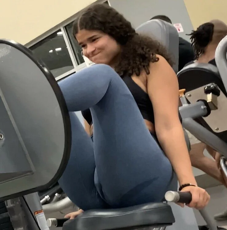 Gostosa flagrada na academia image 2