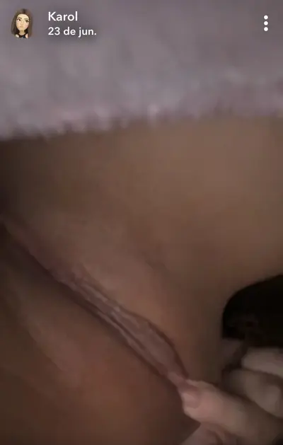 Novinha do snapchat Karoll vazada buceta molhada abertinha cover image