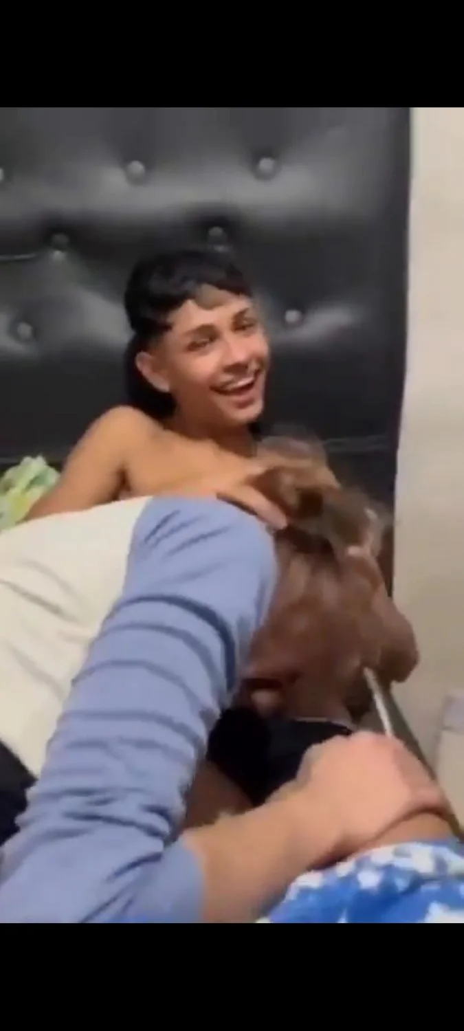 2 pendejos se cogen a putita regalada image 2