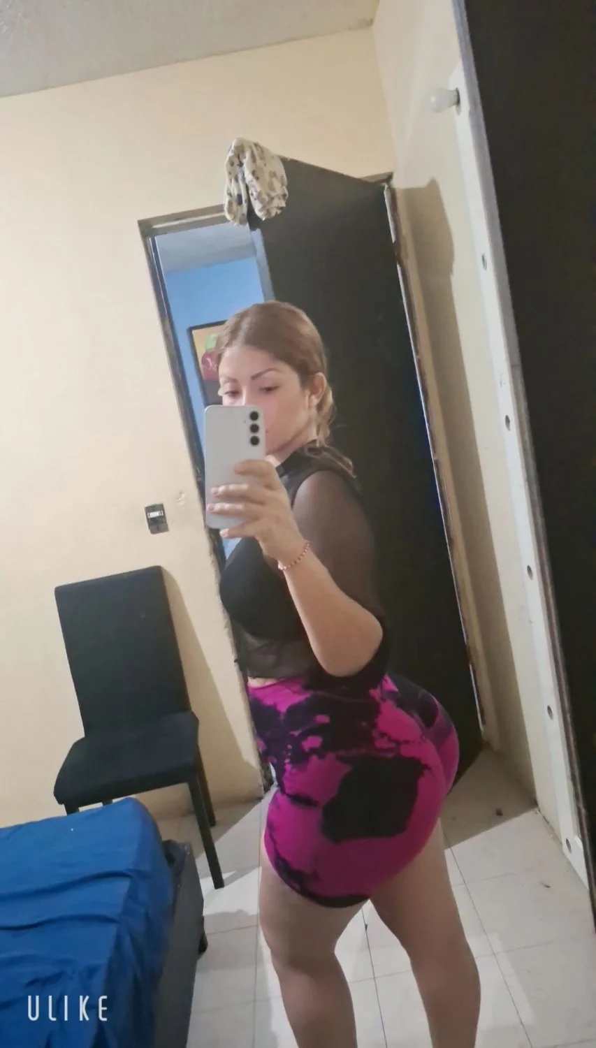 le gusta exhibir su ricas nalgas image 13
