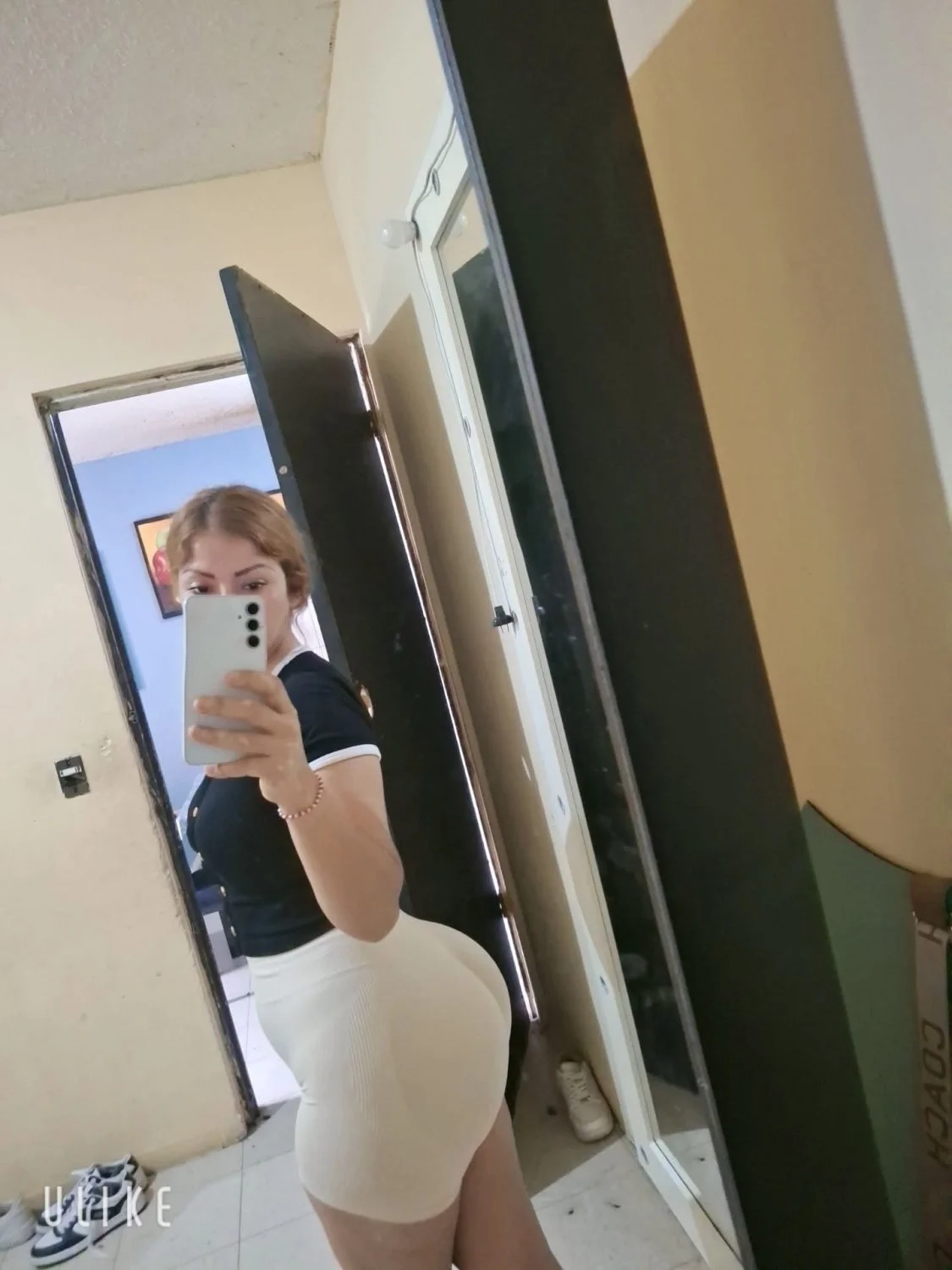 le gusta exhibir su ricas nalgas image 17