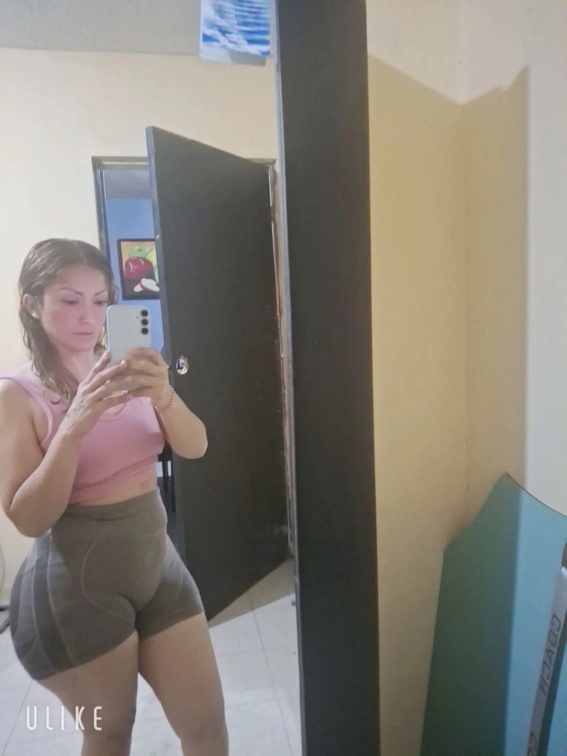 le gusta exhibir su ricas nalgas image 2