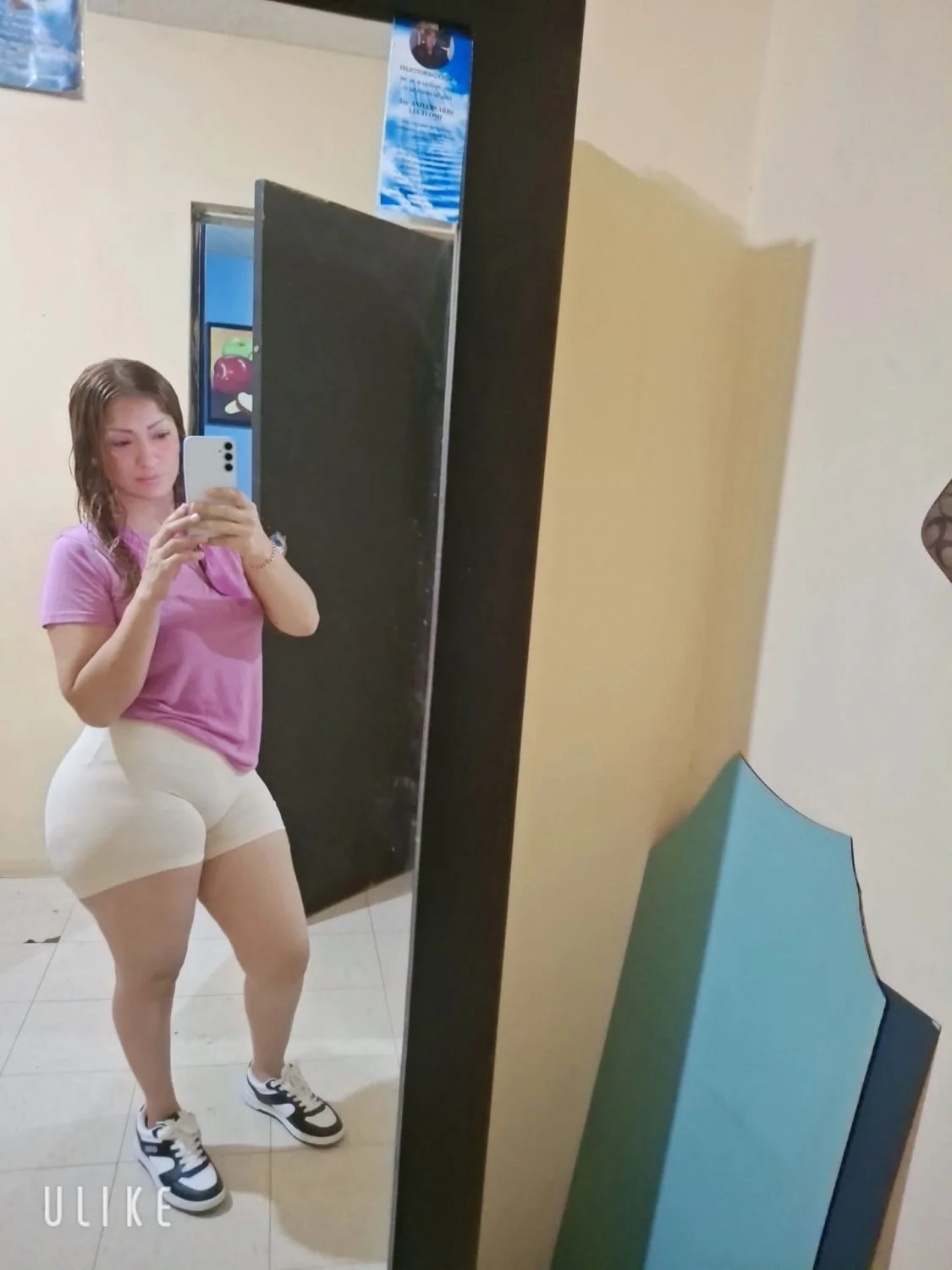 le gusta exhibir su ricas nalgas image 5