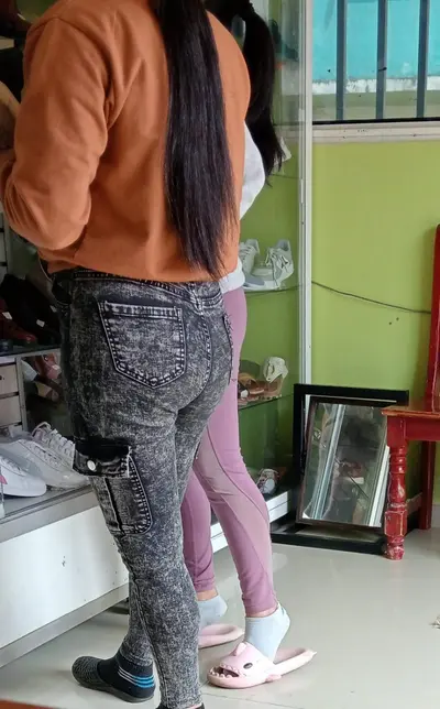 Que ricos pies de esta puta🤤 cover image