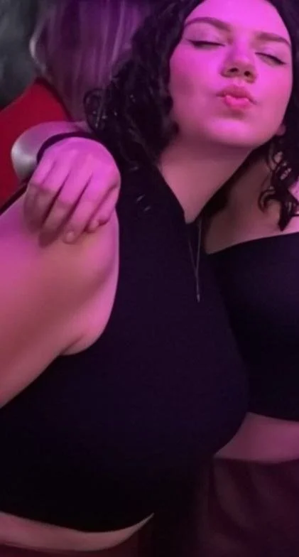 Miren que ricas tetas tiene la puta háganle tribut main image