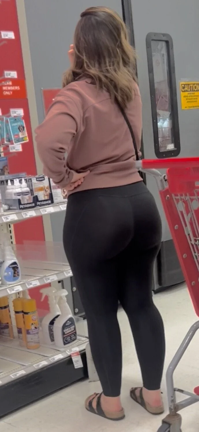 cavala da bunda enorme de calça legging no mercado image 10