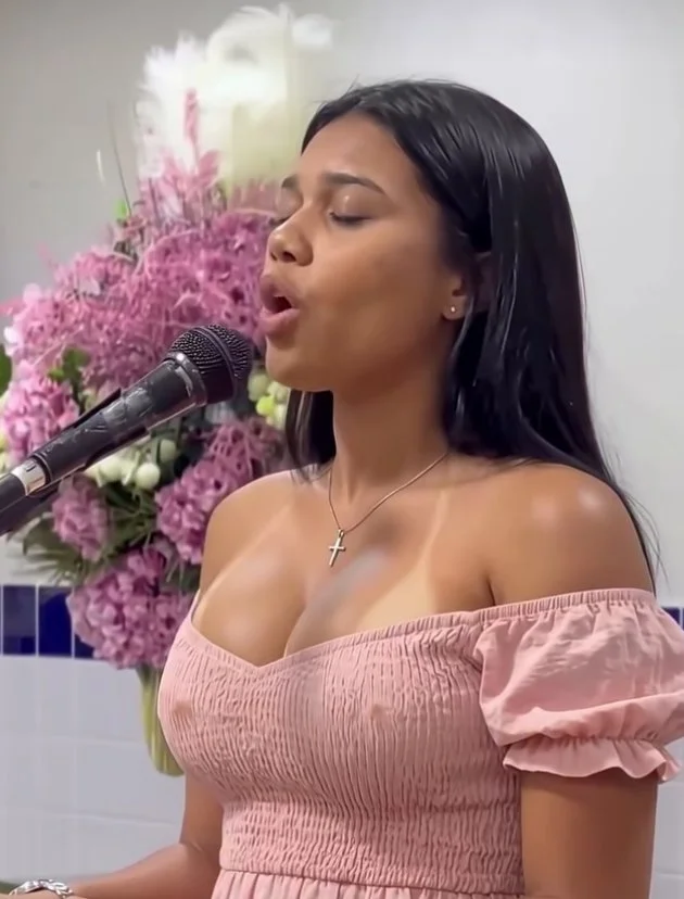 Irmã crente morena mostrando o decote dos peitos grandes image 3