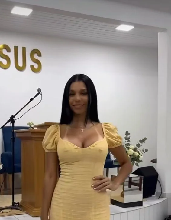 Irmã crente morena mostrando o decote dos peitos grandes image 4