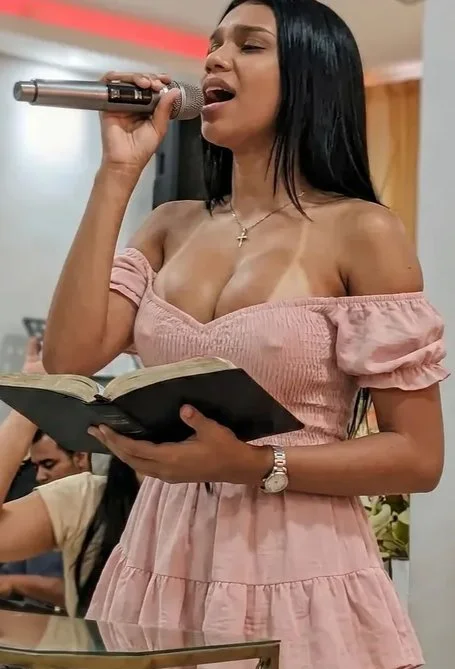 Irmã crente morena mostrando o decote dos peitos grandes image 5