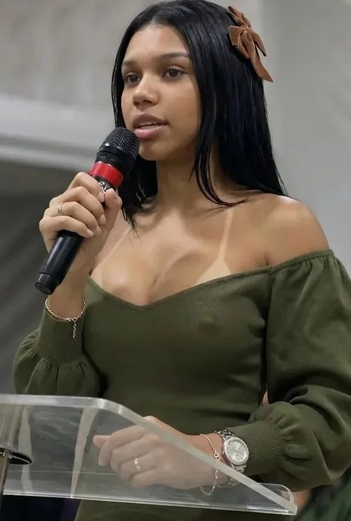 Irmã crente morena mostrando o decote dos peitos grandes image 6