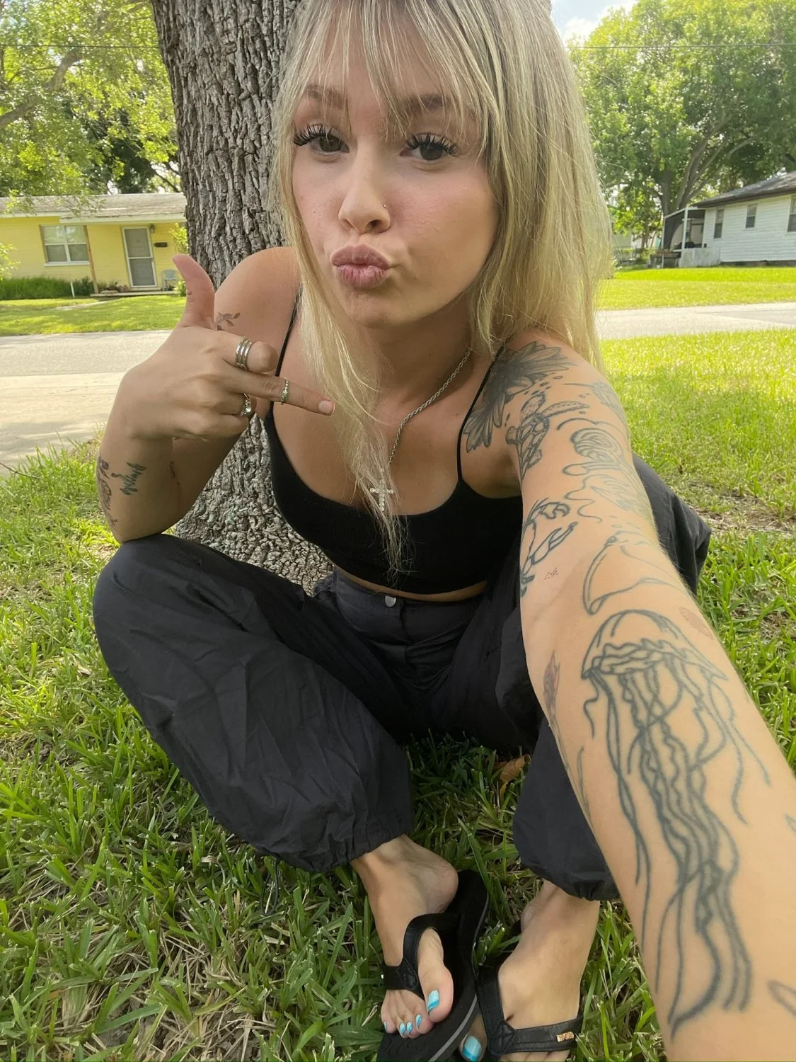 Vadiazinha linda exibindo suas solinhas image 42