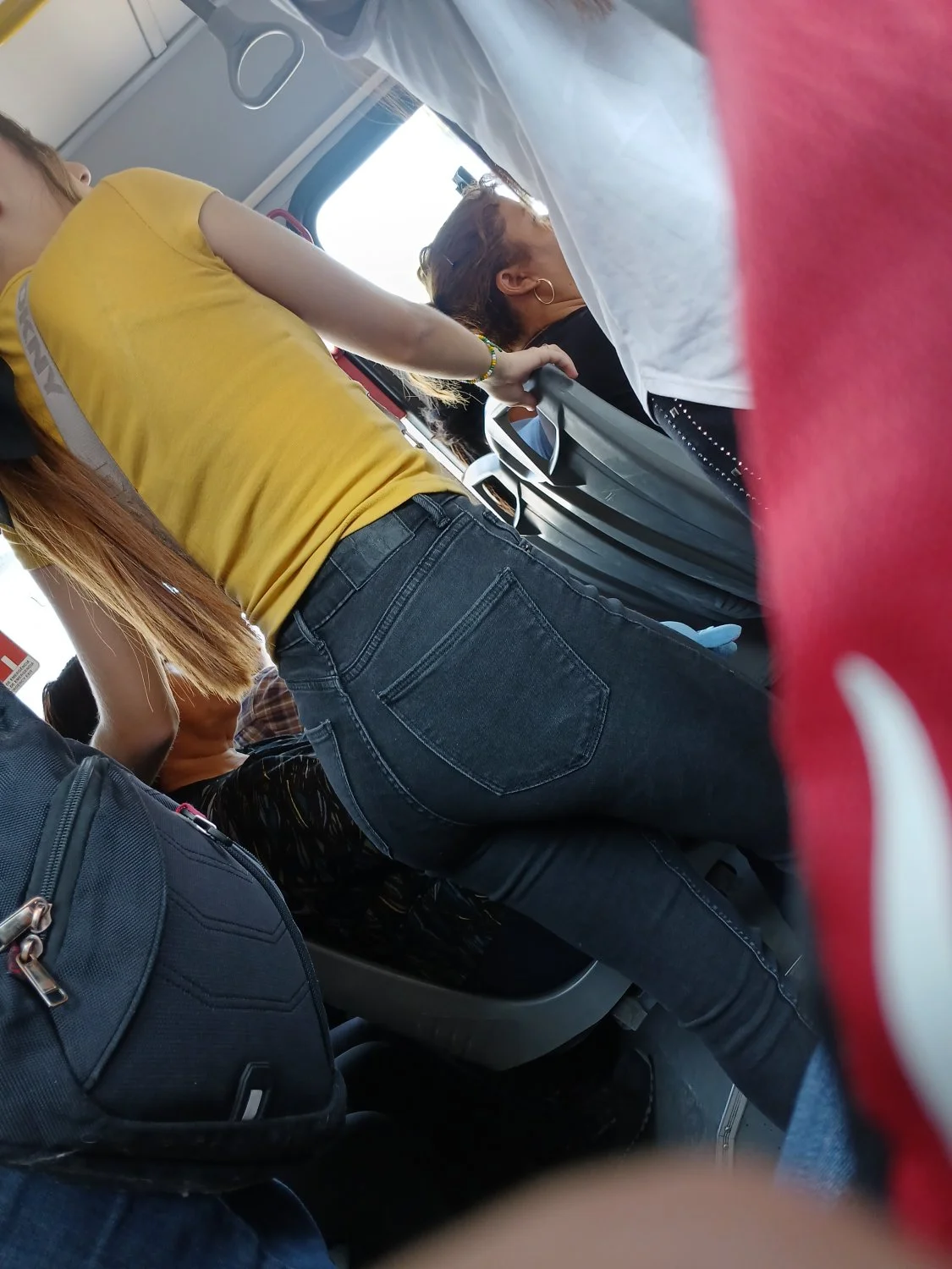 Voyeur hermosa flaca 18 años en bus image 1