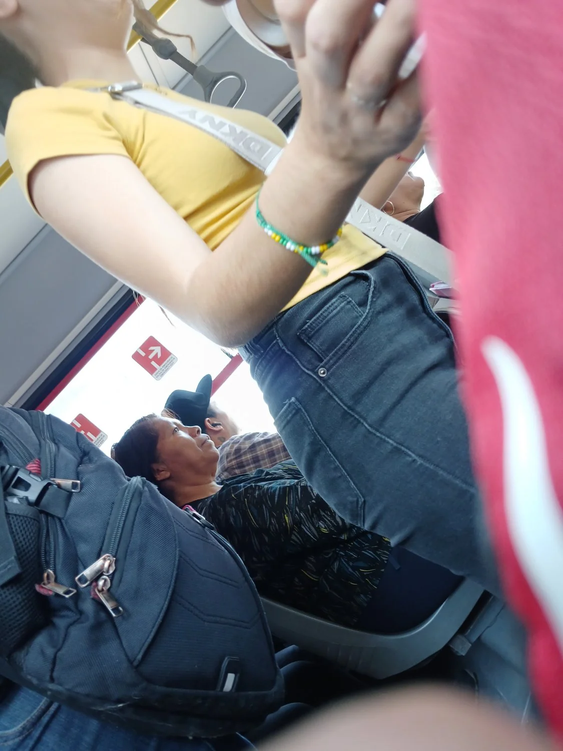 Voyeur hermosa flaca 18 años en bus image 10