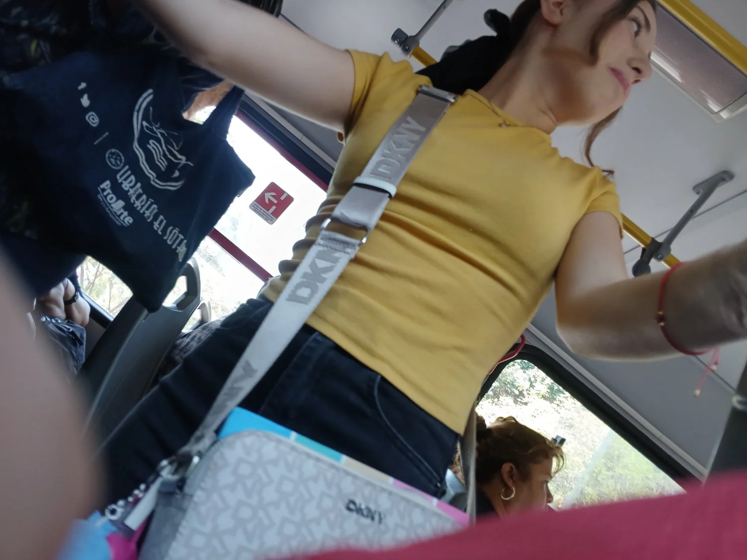 Voyeur hermosa flaca 18 años en bus image 11