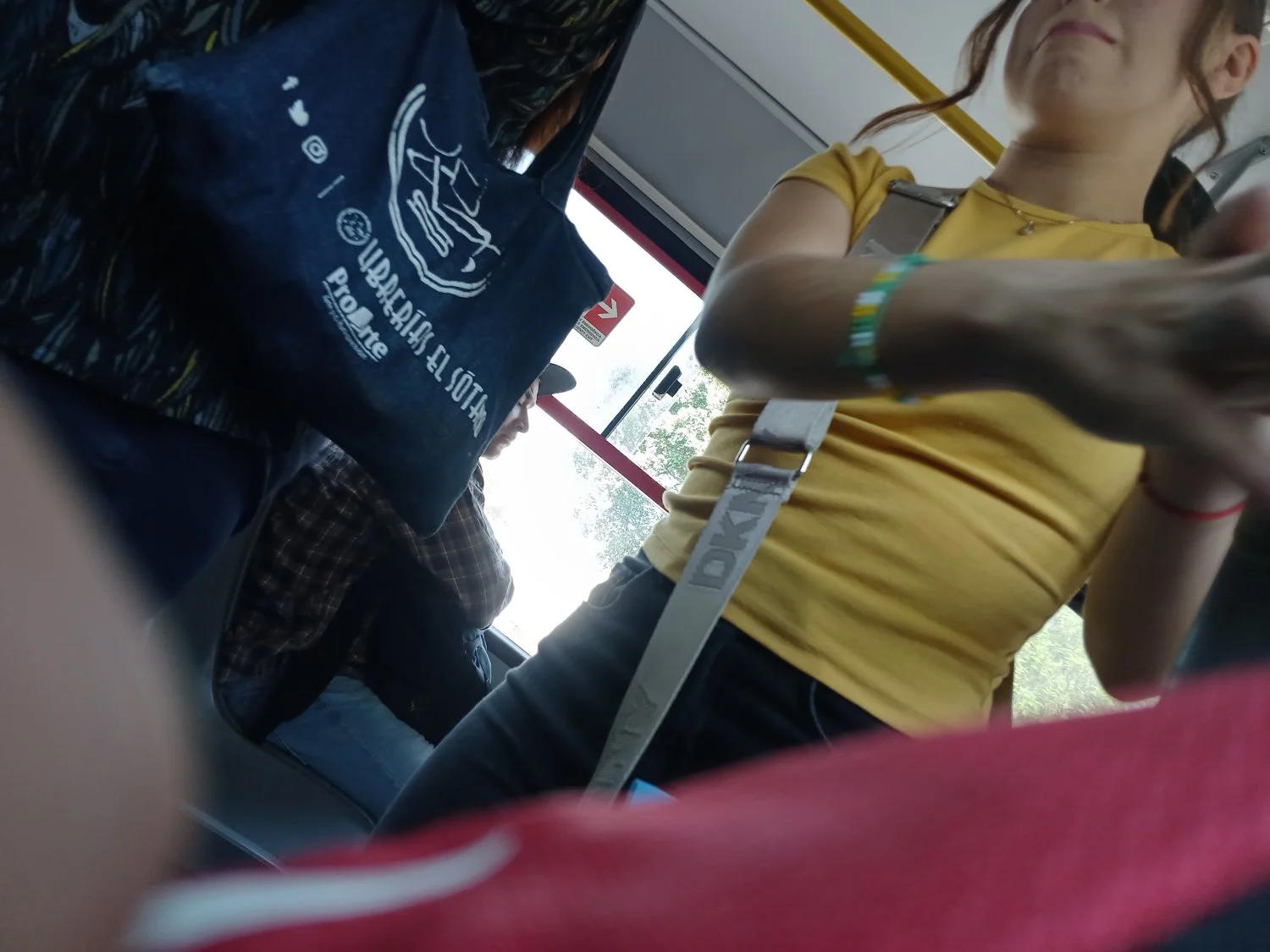 Voyeur hermosa flaca 18 años en bus image 12