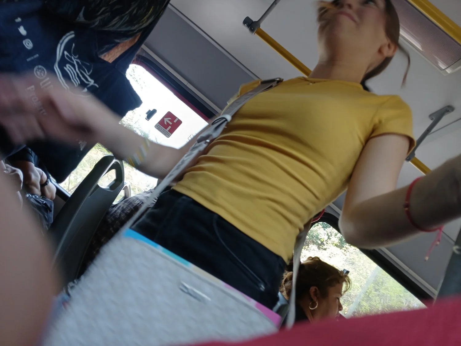 Voyeur hermosa flaca 18 años en bus image 13