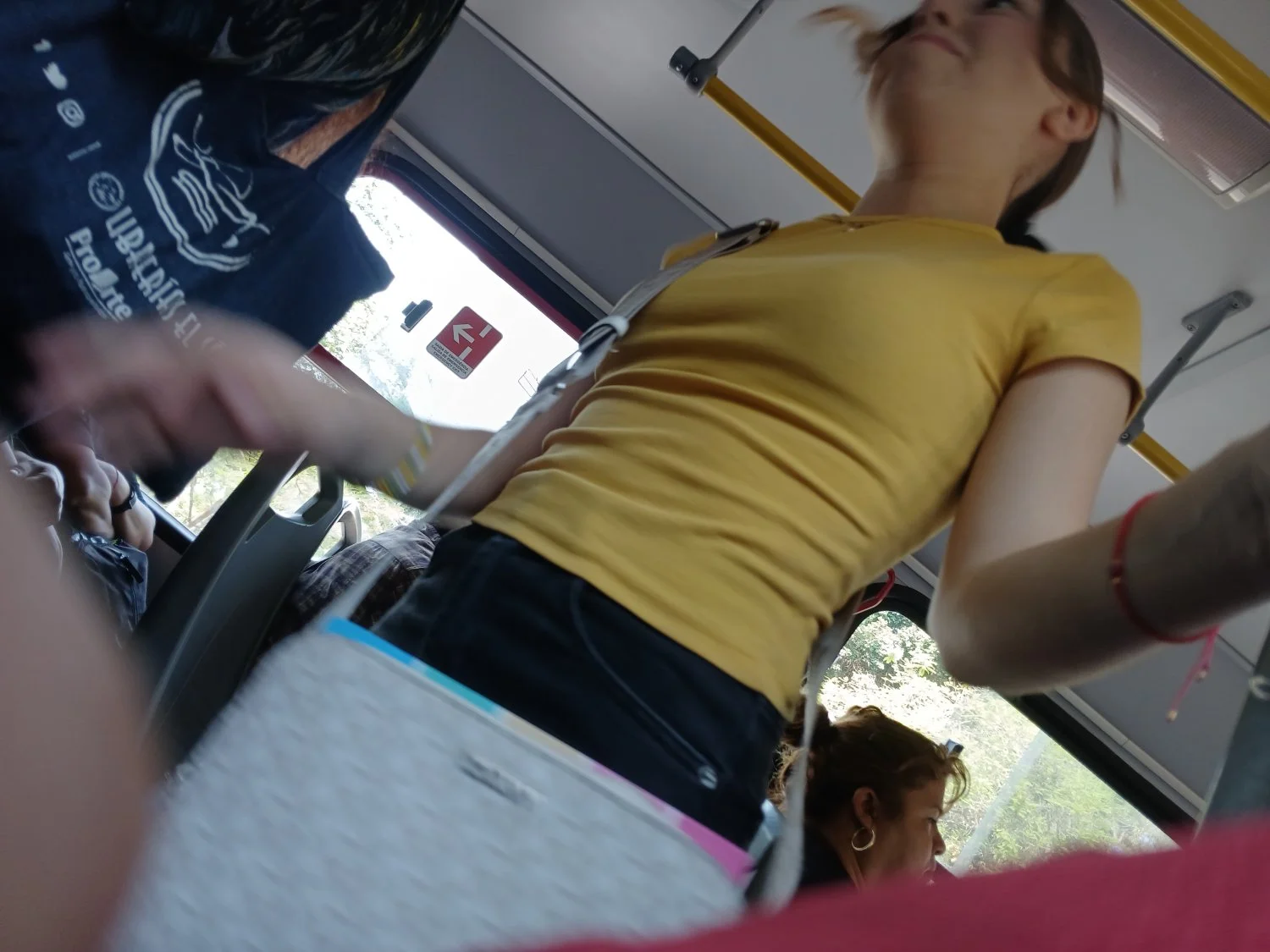 Voyeur hermosa flaca 18 años en bus image 14