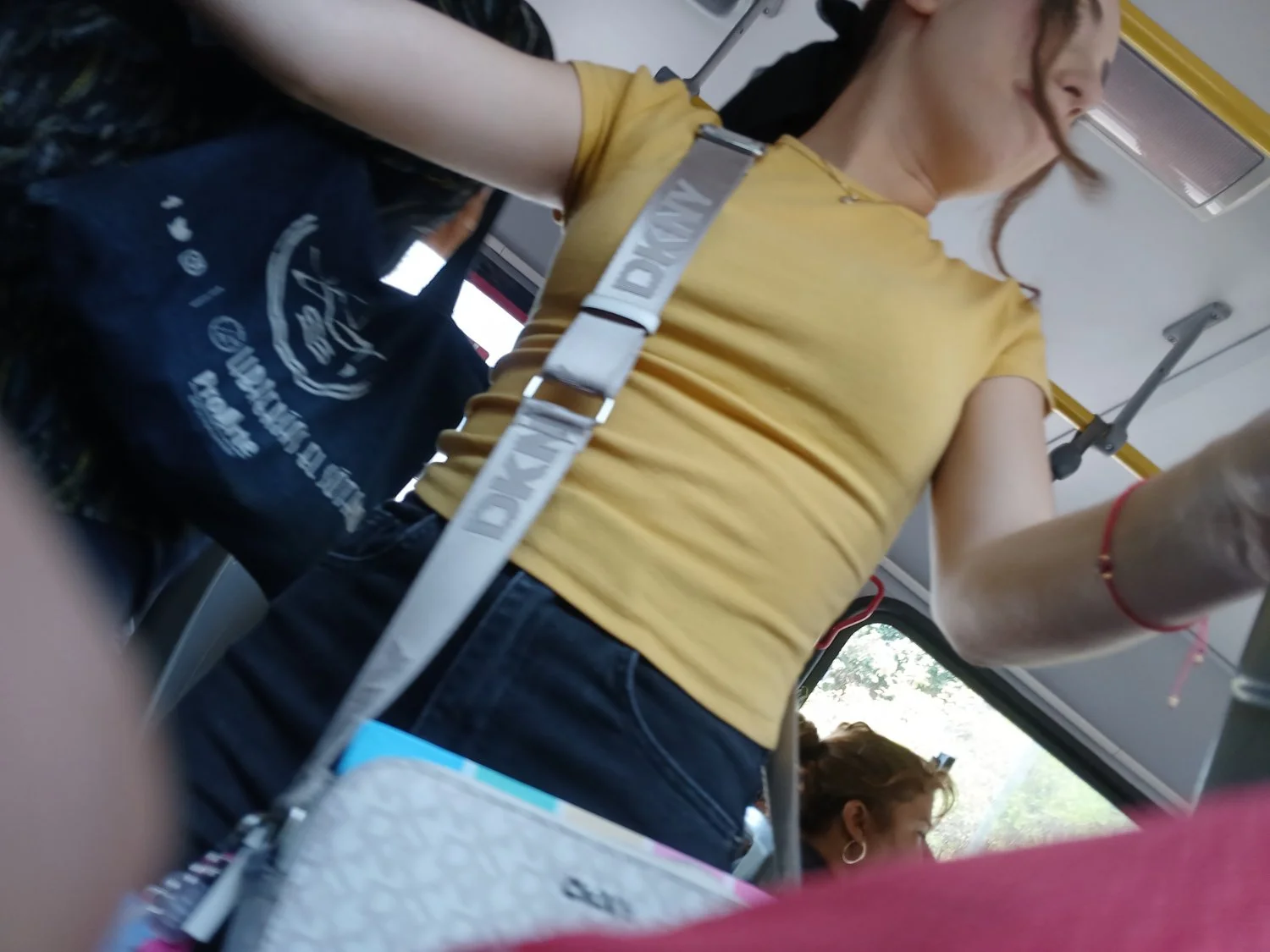 Voyeur hermosa flaca 18 años en bus image 2