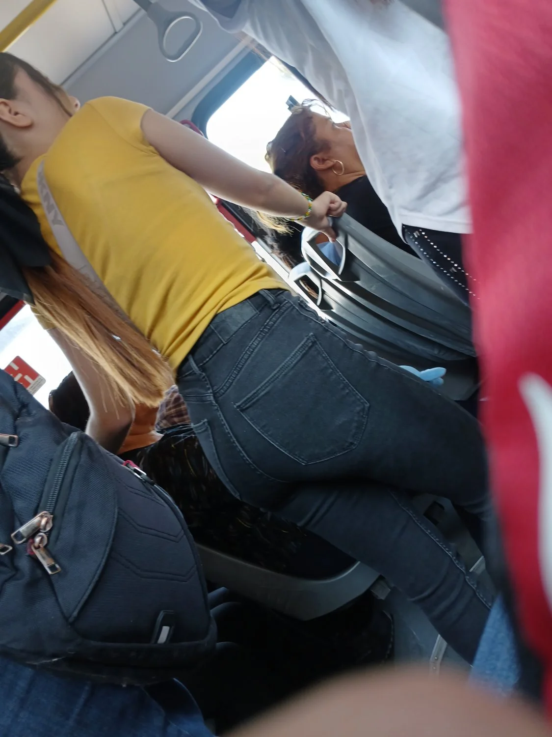 Voyeur hermosa flaca 18 años en bus image 3