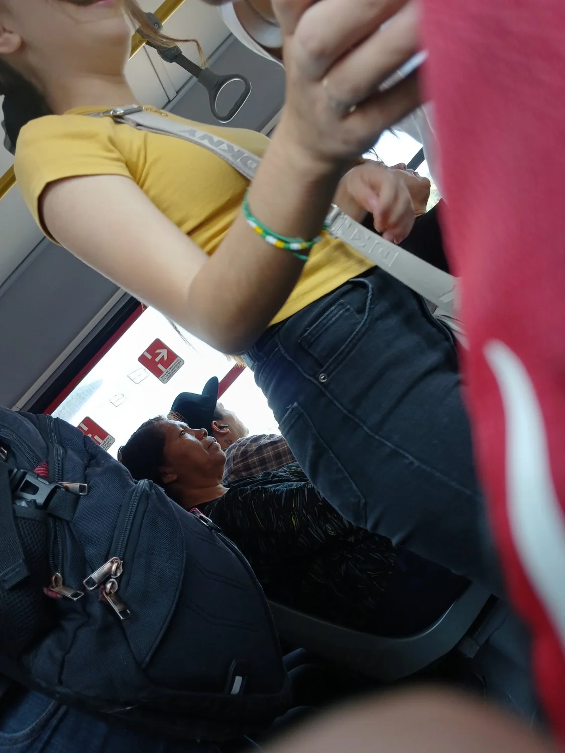 Voyeur hermosa flaca 18 años en bus image 6