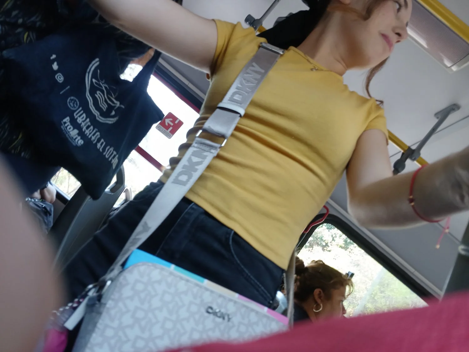 Voyeur hermosa flaca 18 años en bus image 8