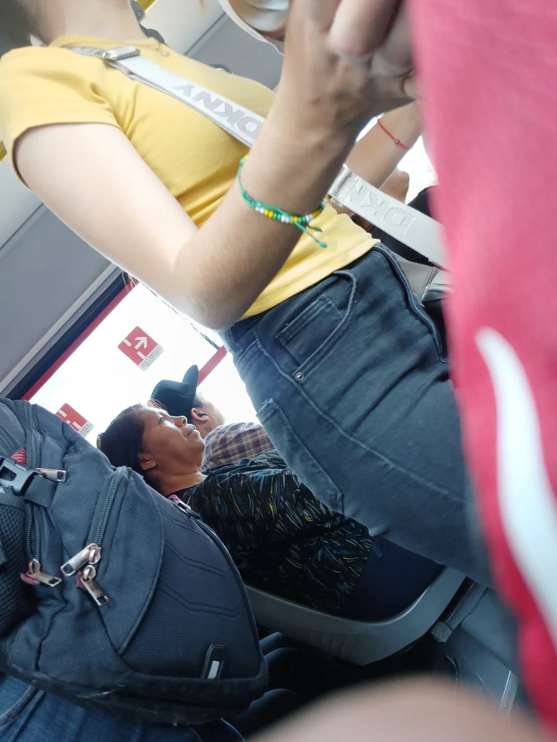 Voyeur hermosa flaca 18 años en bus image 9