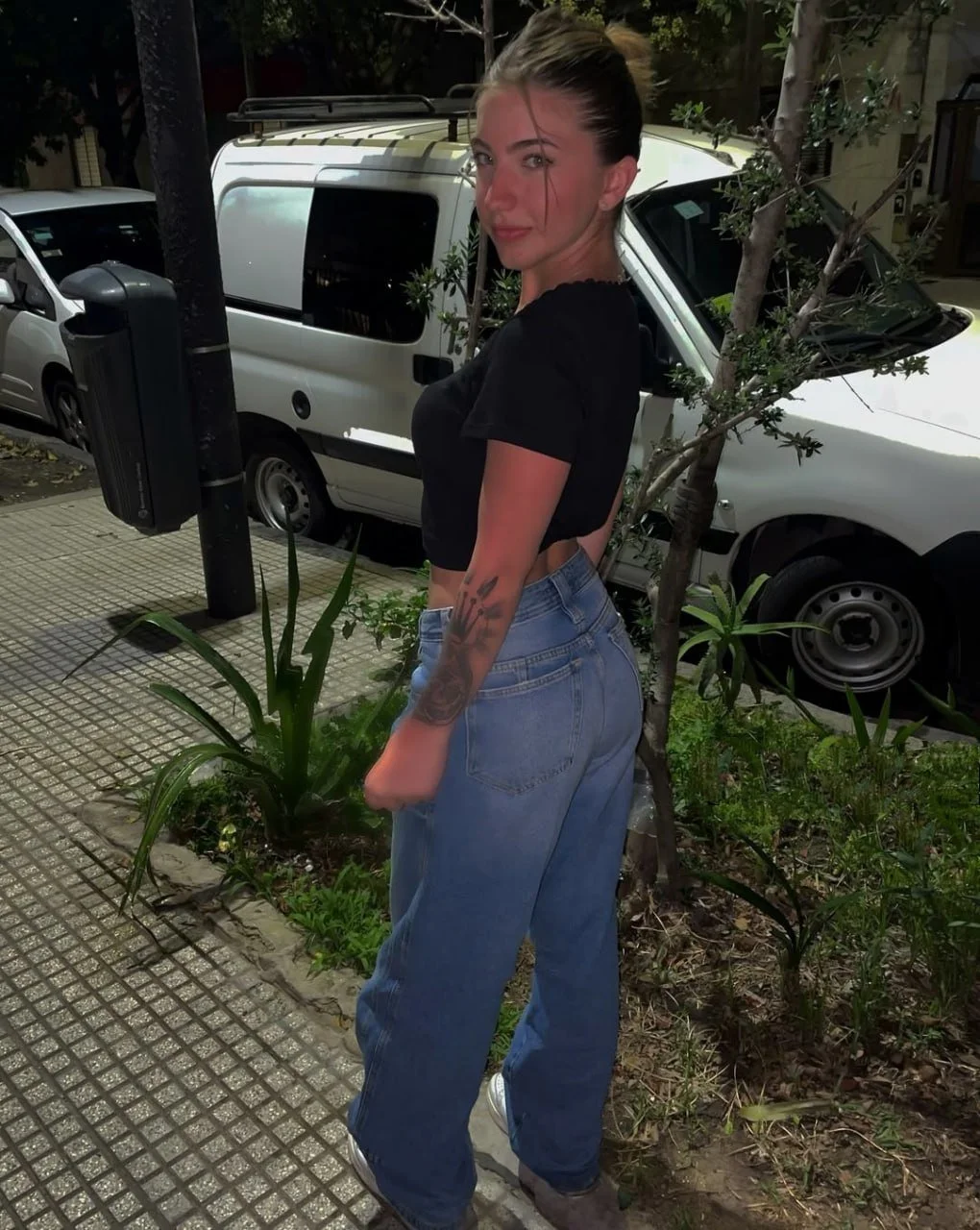 Novinha safada gostosa foi vazada dando a bucetinha no motel main image