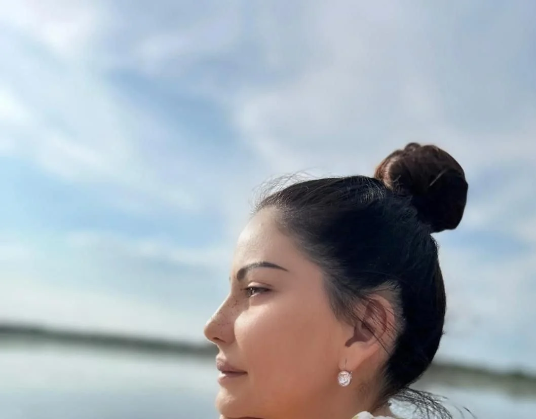 Iguana - Beautiful face with tied hair image 32