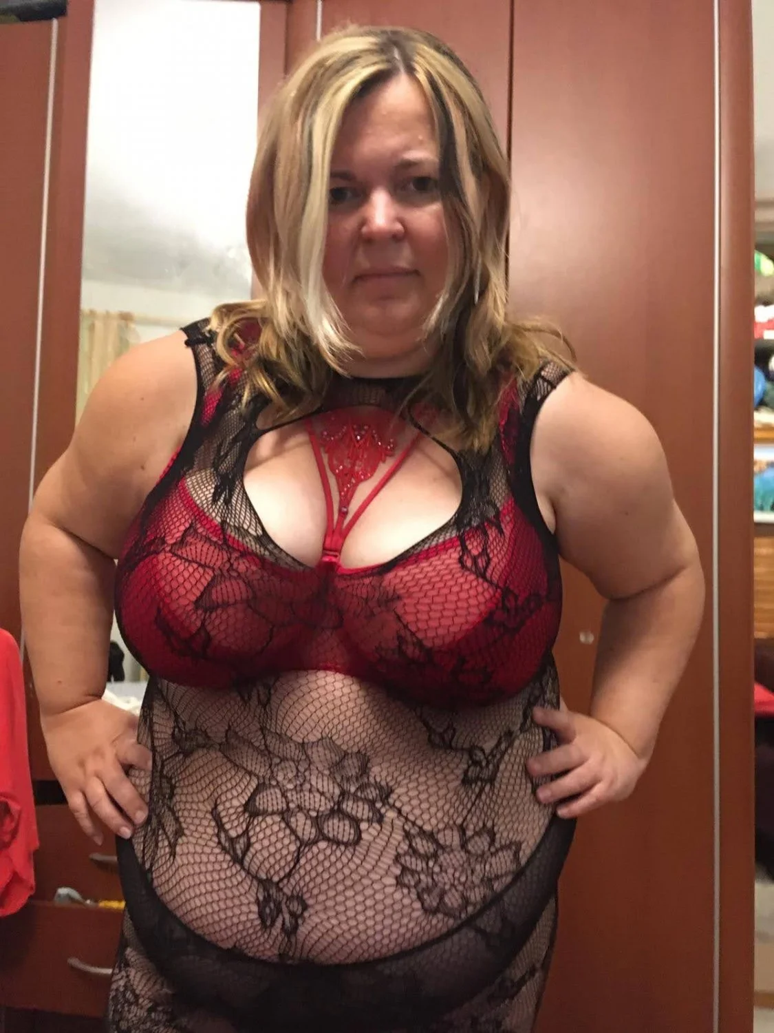Liz is a SBBW Hungarian with huge saggy udders. image 17
