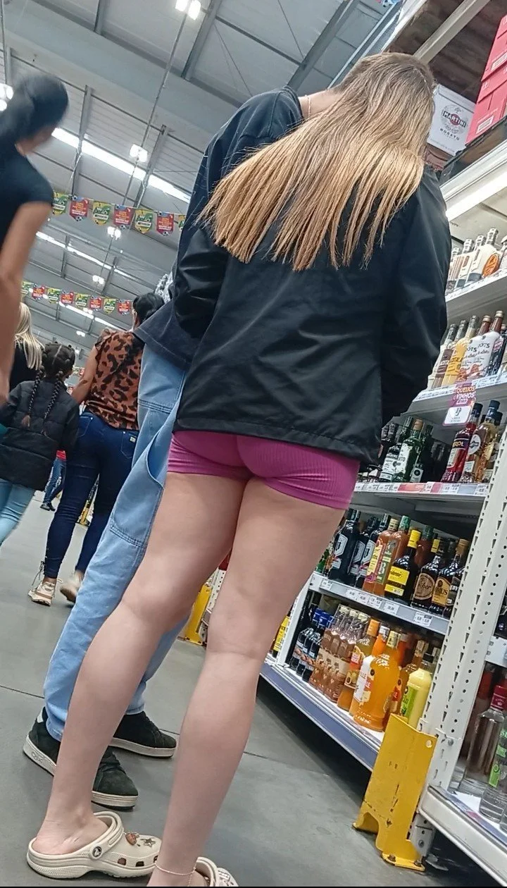 Voyeur - Loirinha fake com short socado em publico image 5