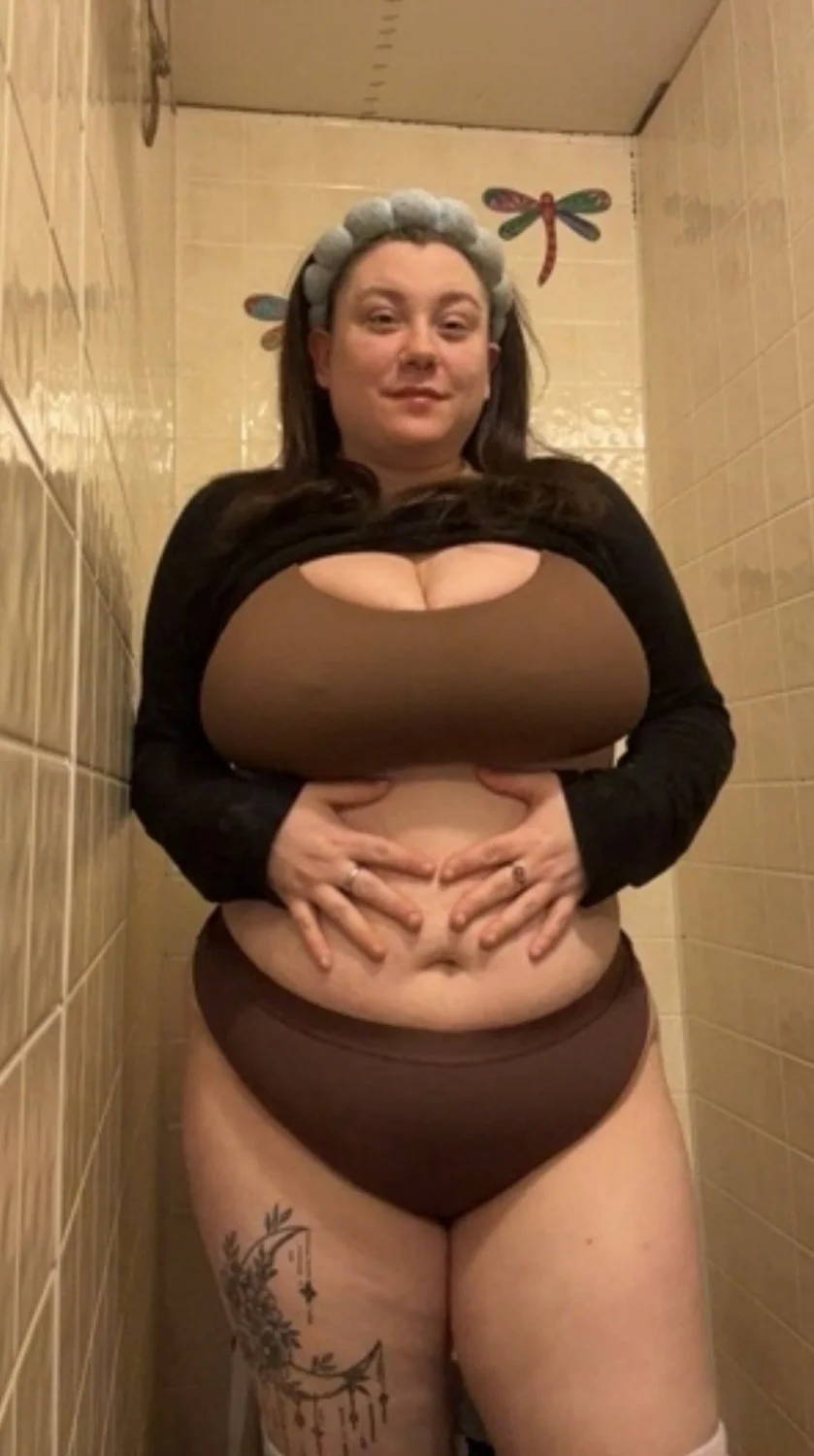 Busty pig showing off!! Dm for her bare milkers! image 1