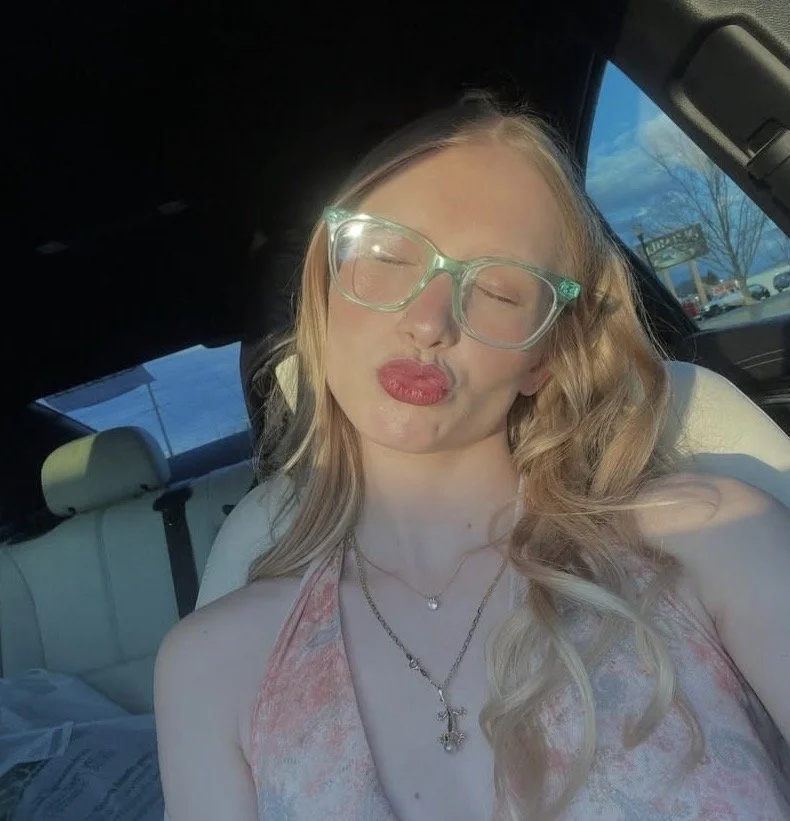 Hot blonde slut masturbate and show her feet image 2