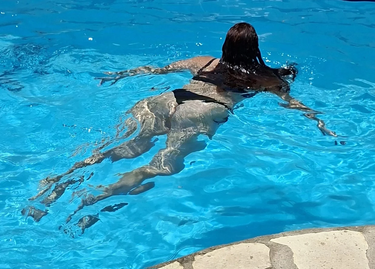 Madura latina tetona y culona en piscina image 10
