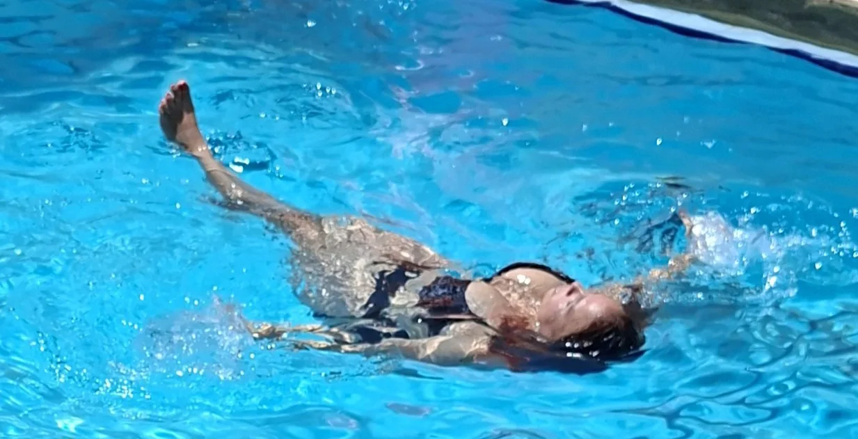 Madura latina tetona y culona en piscina image 18
