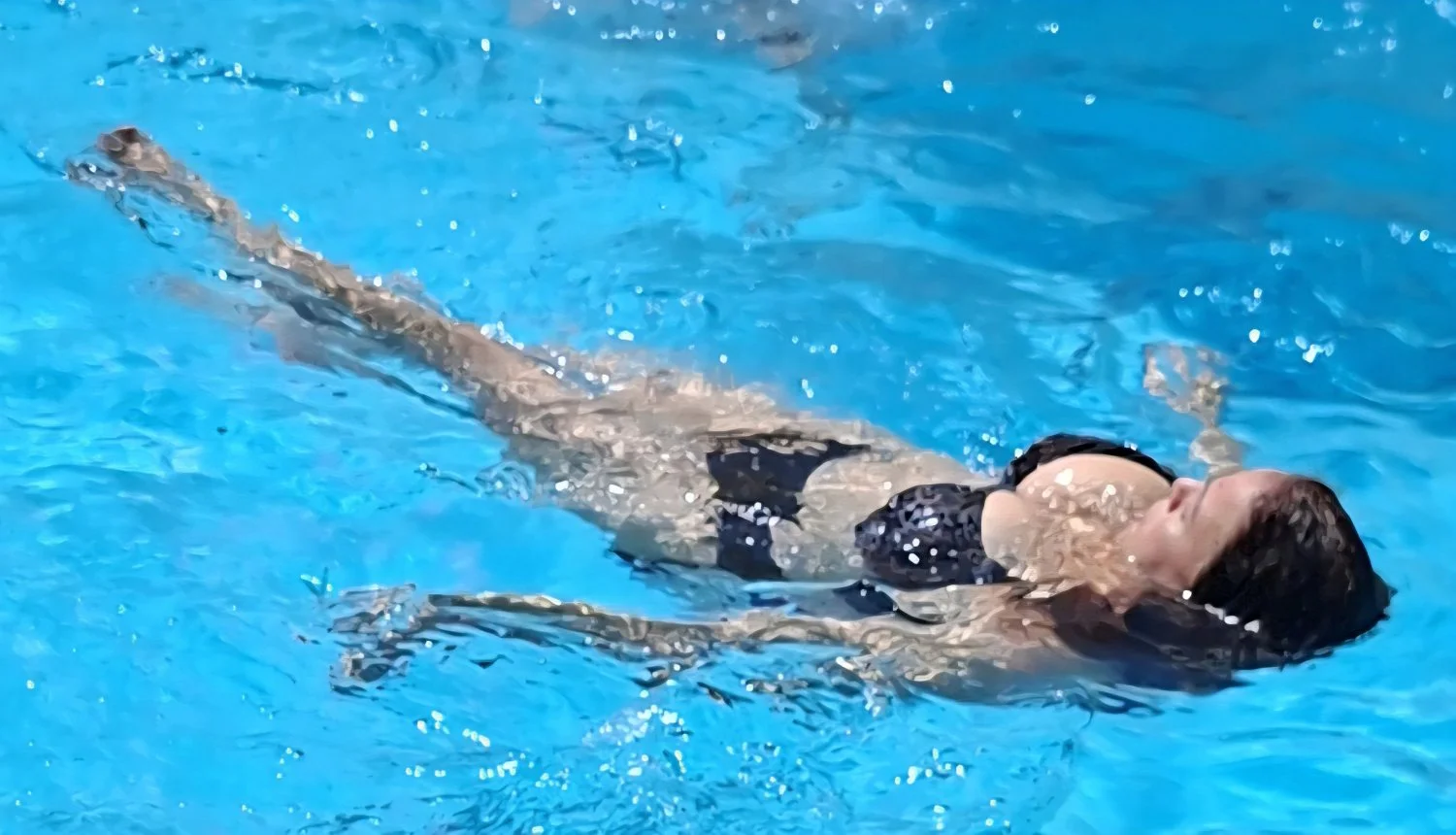 Madura latina tetona y culona en piscina image 25
