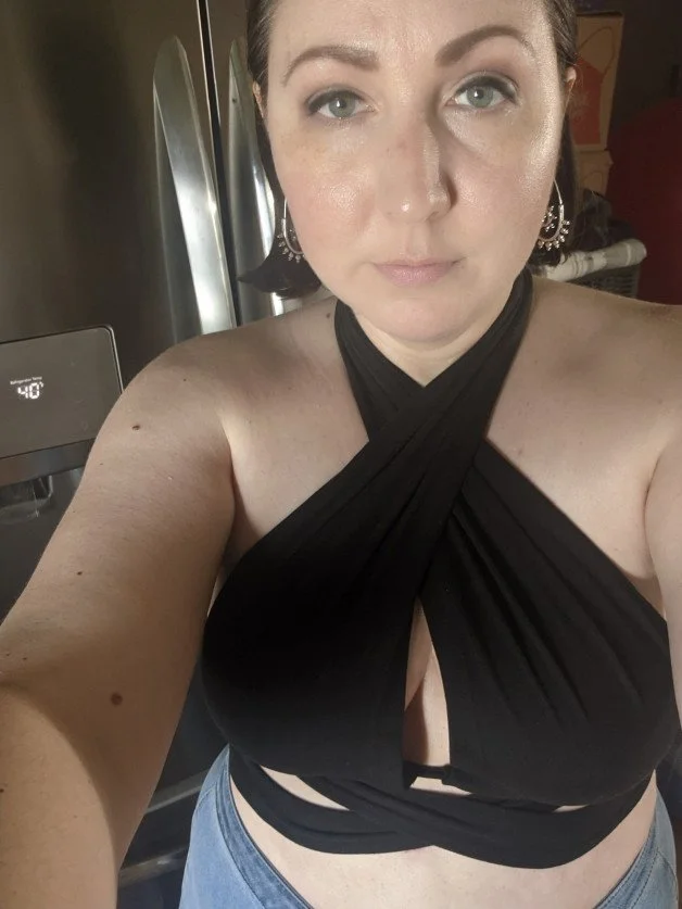 Sexy, chubby amateur, black hair, hairy - Who is she? image 3