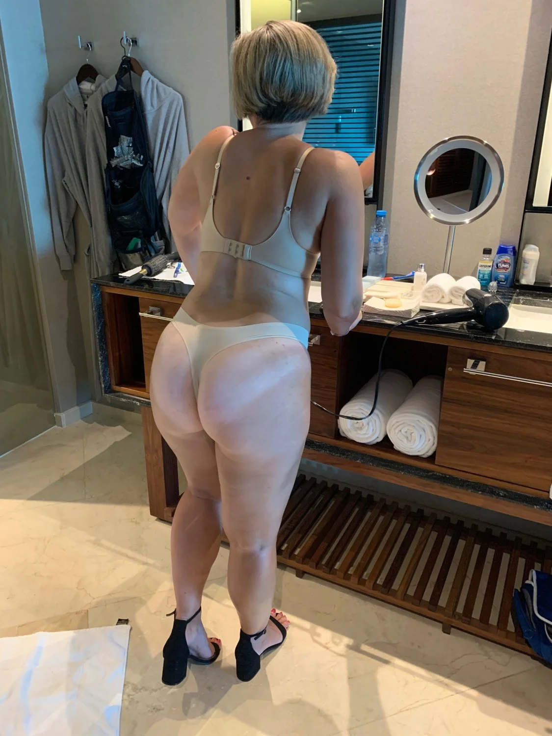 Sexy MILF with phat ass image 2