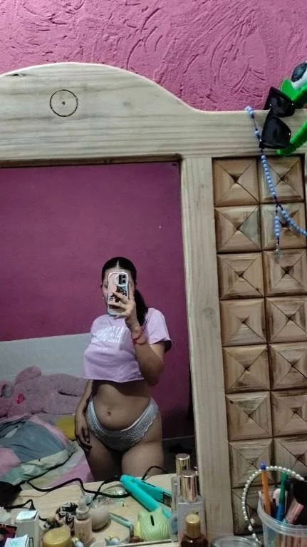 Angie Valeria image 2