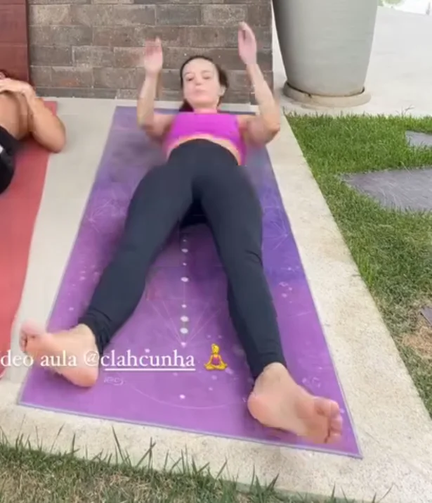 Larissa manoela- yoga image 2
