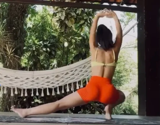 Larissa manoela- yoga image 3