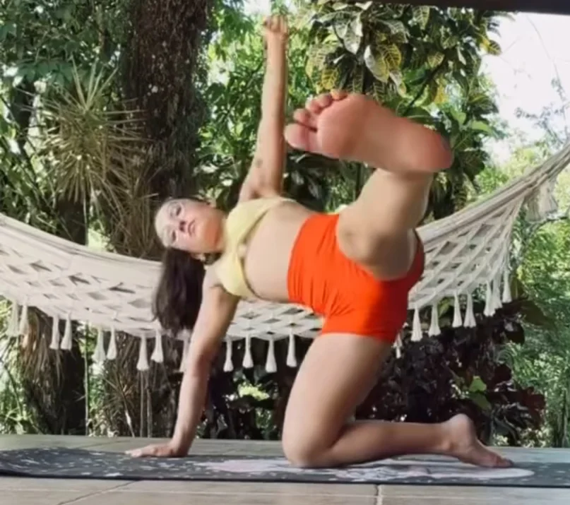 Larissa manoela- yoga image 4